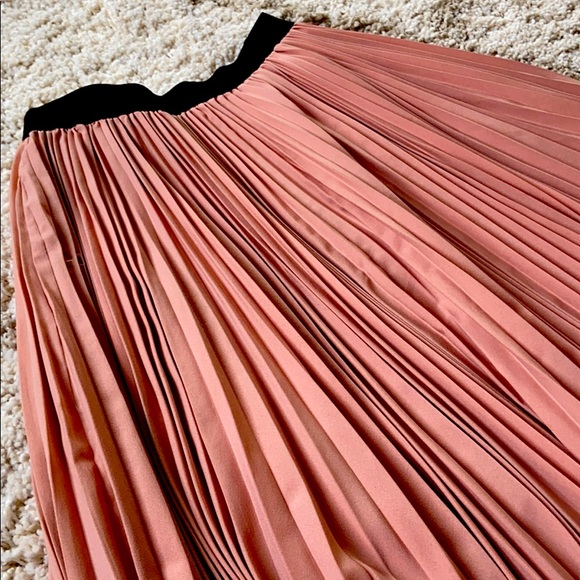 Sportmax satin blush pink long pleat skirt (S) - Picture 3 of 3